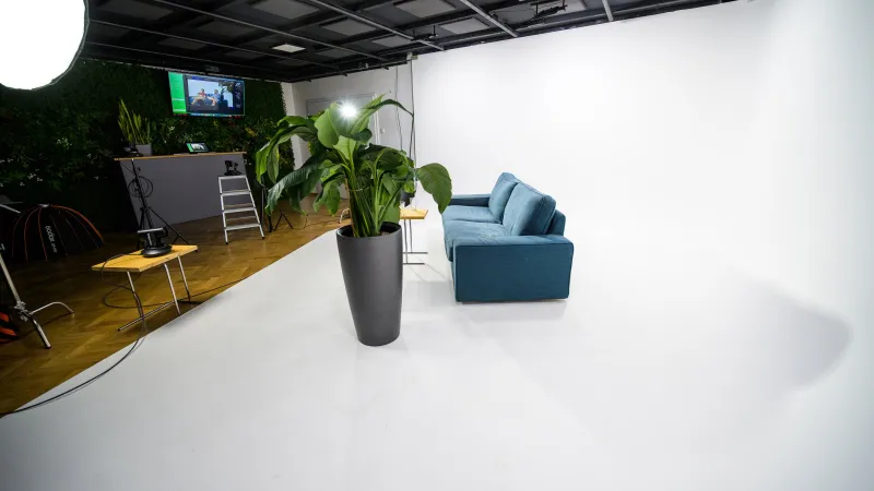 Hochwertig ausgestattetes Studio für Video, Streaming und Fotographie